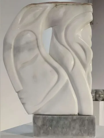 "Duru" eseri DEMET KAYA tarafından 2021 yılında 66x30x9 cm ölçülerinde Afyon Mermeri tekniği ile yapılmıştır.