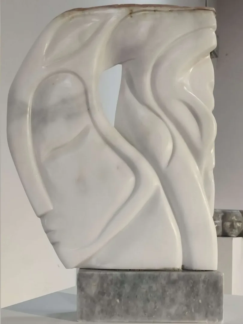 yakınlaştır "Duru" eseri DEMET KAYA tarafından 2021 yılında 66x30x9 cm ölçülerinde Afyon Mermeri tekniği ile yapılmıştır.