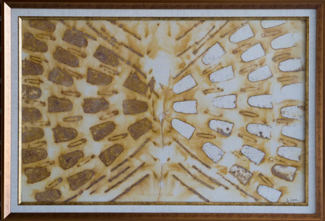 "Boşluk" eseri DUYGU İREM CAN tarafından 2022 yılında 53x78 cm ölçülerinde Kumaş Üzeri Pas Baskı / Rust Printing tekniği ile yapılmıştır.
