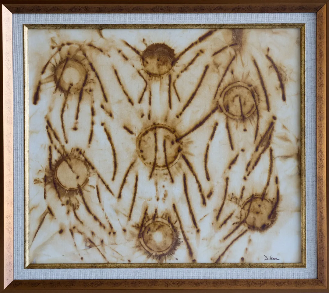 yakınlaştır "Döngü" eseri DUYGU İREM CAN tarafından 2022 yılında 41x61 cm ölçülerinde Kumaş Üzeri Pas Baskı / Rust Printing tekniği ile yapılmıştır.