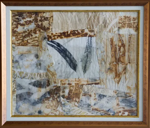"Köz" eseri DUYGU İREM CAN tarafından 2022 yılında 35x42 cm ölçülerinde Kumaş Üzeri Pas Baskı / Rust Printing tekniği ile yapılmıştır.