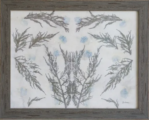 "Mercek" eseri DUYGU İREM CAN tarafından 2022 yılında 42x49 cm ölçülerinde Kumaş Üzeri Pas Baskı / Rust Printing tekniği ile yapılmıştır.