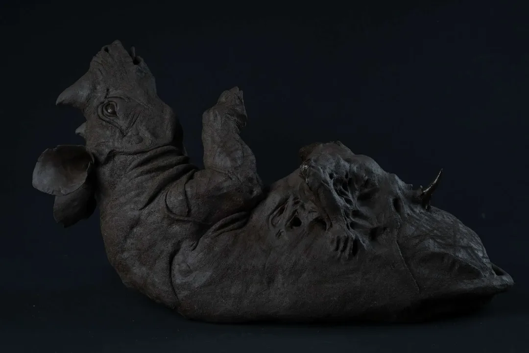 BUĞRA ÖZER — 2019 Bu eser BUĞRA ÖZER tarafından 2019 yılında 75x45x45 cm ölçülerinde Stoneware kil, Elle Şekillendirme tekniği ile yapılmıştır.