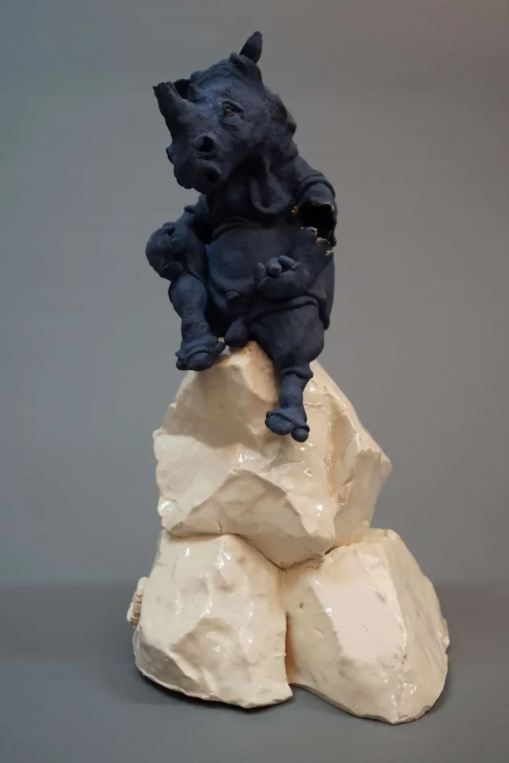 yakınlaştır "Kayıp" eseri BUĞRA ÖZER tarafından 2022 yılında 40x22x20 cm ölçülerinde Stoneware kil, Serbest elle şekillendirme ve dekor, 1080°C tekniği ile yapılmıştır.