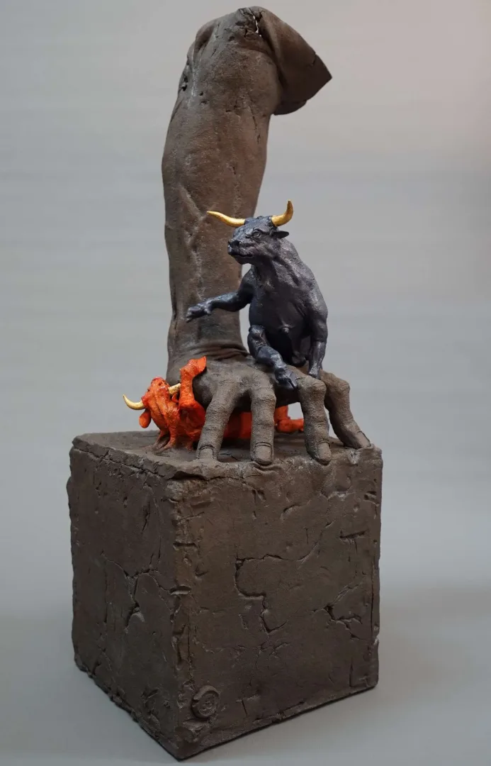 yakınlaştır "Sahte Tanrı II" eseri BUĞRA ÖZER tarafından 2022 yılında 68x25x24 cm ölçülerinde Stoneware Kil, Serbest Elle Şekillendirme ve Dekor, 1240°C tekniği ile yapılmıştır.