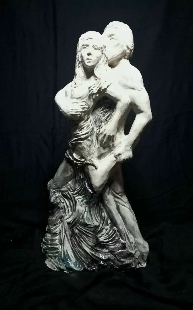 yakınlaştır "Son tango" eseri ORÇUN İLTER tarafından 2022 yılında 52x25x25 cm ölçülerinde Elle şekillendirme porselen, 1180 °C tekniği ile yapılmıştır.