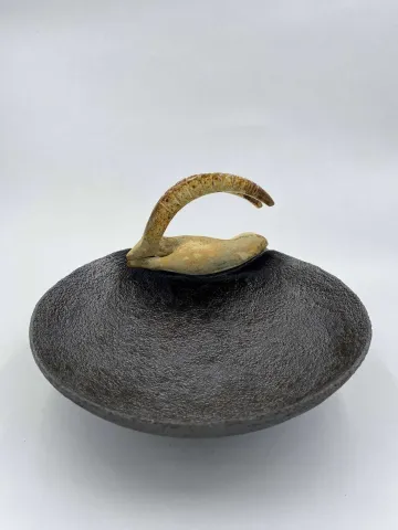 "isimsiz" eseri AYŞE ERGÜNER tarafından 2022 yılında 21x12x19 cm ölçülerinde Siyah Çamur, Porselen Çamur, 1240°C, Elle Şekillendirme tekniği ile yapılmıştır.