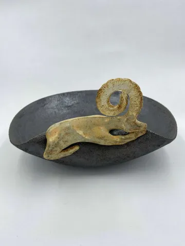 "isimsiz" eseri AYŞE ERGÜNER tarafından 2022 yılında 25x14x22 cm ölçülerinde Siyah Çamur, Porselen Çamur, 1240°C, Elle Şekillendirme tekniği ile yapılmıştır.