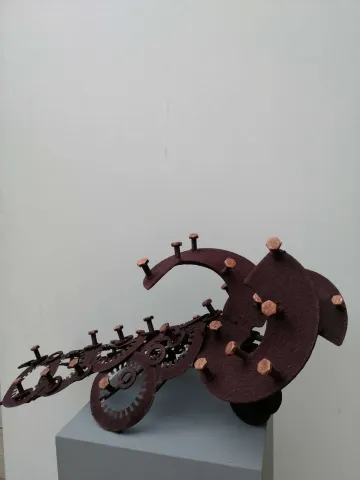 "isimsiz" eseri DOĞAN KARAKILIÇ tarafından 2022 yılında 35x32x67 cm ölçülerinde Metal tekniği ile yapılmıştır.