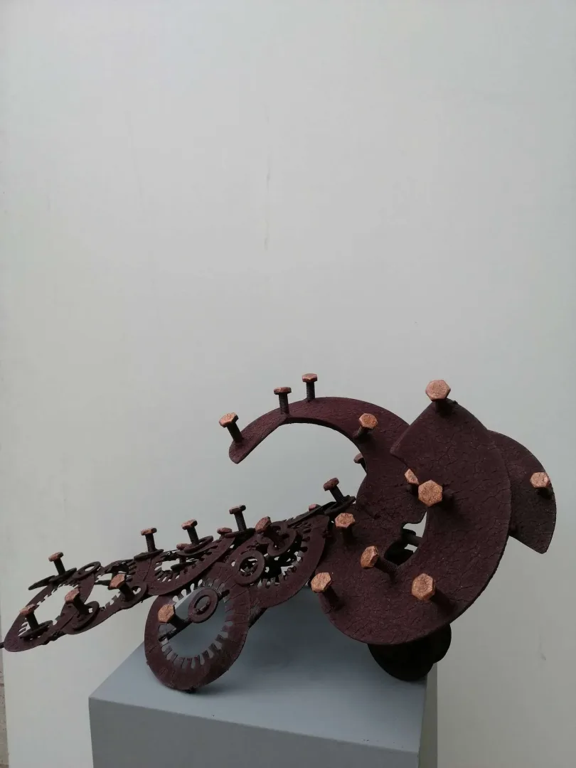 "isimsiz" eseri DOĞAN KARAKILIÇ tarafından 2022 yılında 35x32x67 cm ölçülerinde Metal tekniği ile yapılmıştır.