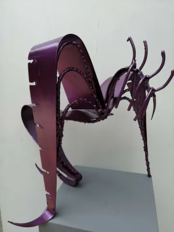 "isimsiz" eseri DOĞAN KARAKILIÇ tarafından 2022 yılında 50x46x53 cm ölçülerinde Metal tekniği ile yapılmıştır.