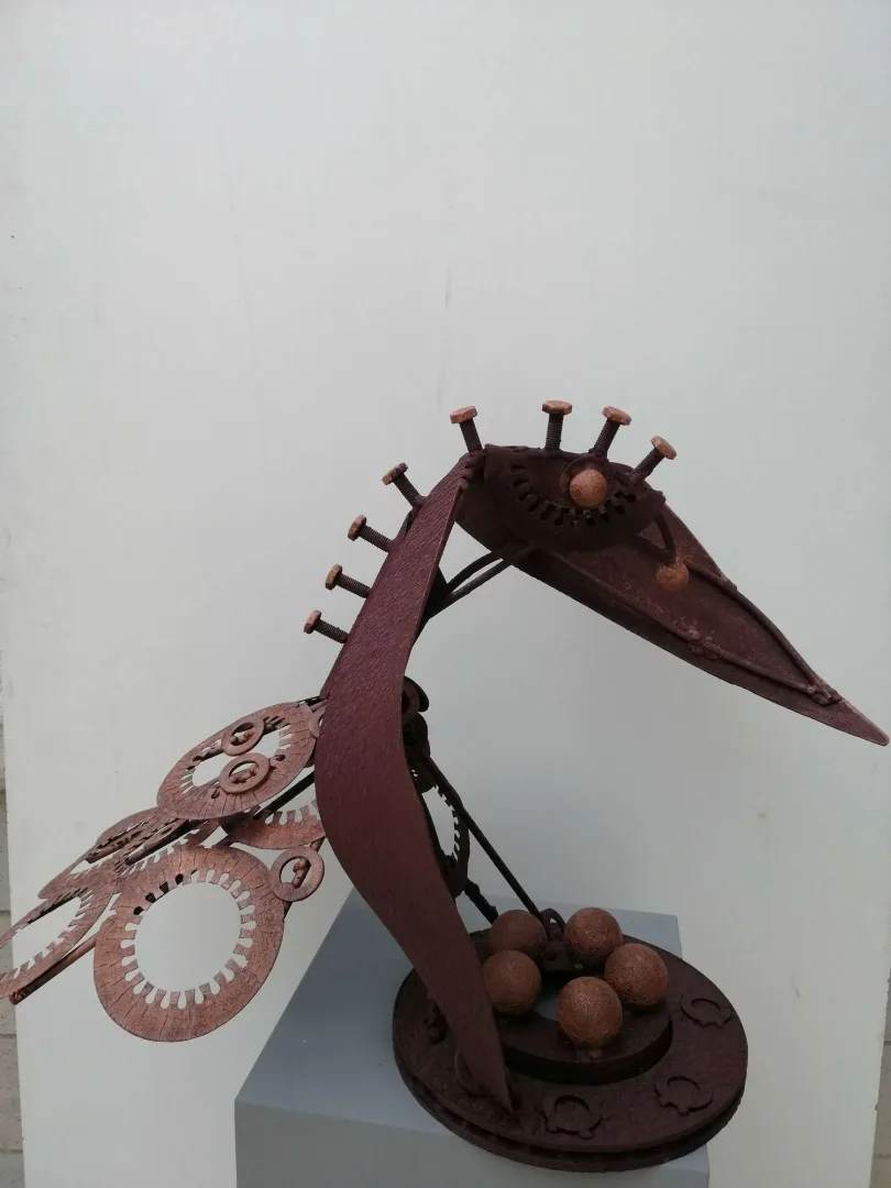 "isimsiz" eseri DOĞAN KARAKILIÇ tarafından 2022 yılında 50x50x70 cm ölçülerinde Metal tekniği ile yapılmıştır.