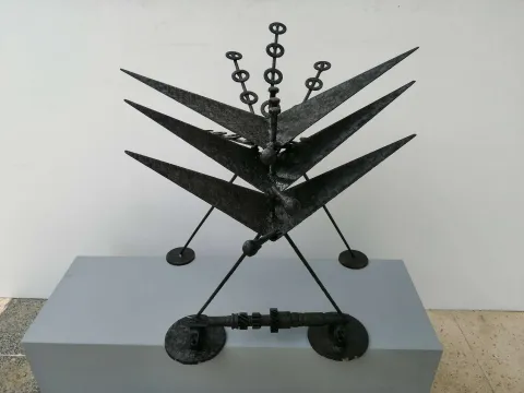 "isimsiz" eseri DOĞAN KARAKILIÇ tarafından 2022 yılında 60x65x50 cm ölçülerinde Metal tekniği ile yapılmıştır.