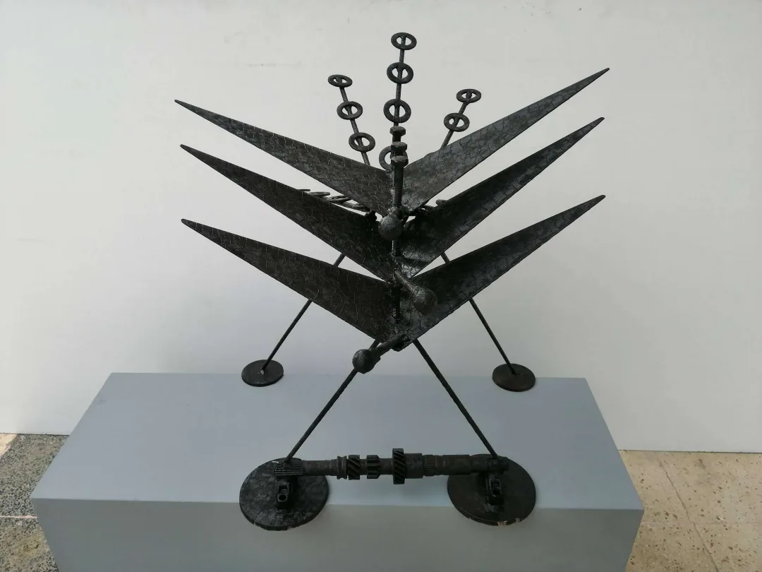 "isimsiz" eseri DOĞAN KARAKILIÇ tarafından 2022 yılında 60x65x50 cm ölçülerinde Metal tekniği ile yapılmıştır.