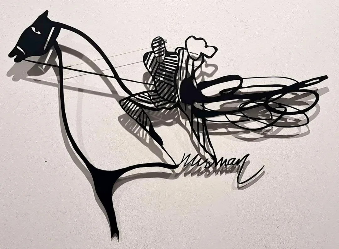 "At ve kadın" eseri HAYATİ MİSMAN tarafından 2022 yılında 86x115x3 cm ölçülerinde Metal kesim duvar heykeli tekniği ile yapılmıştır.