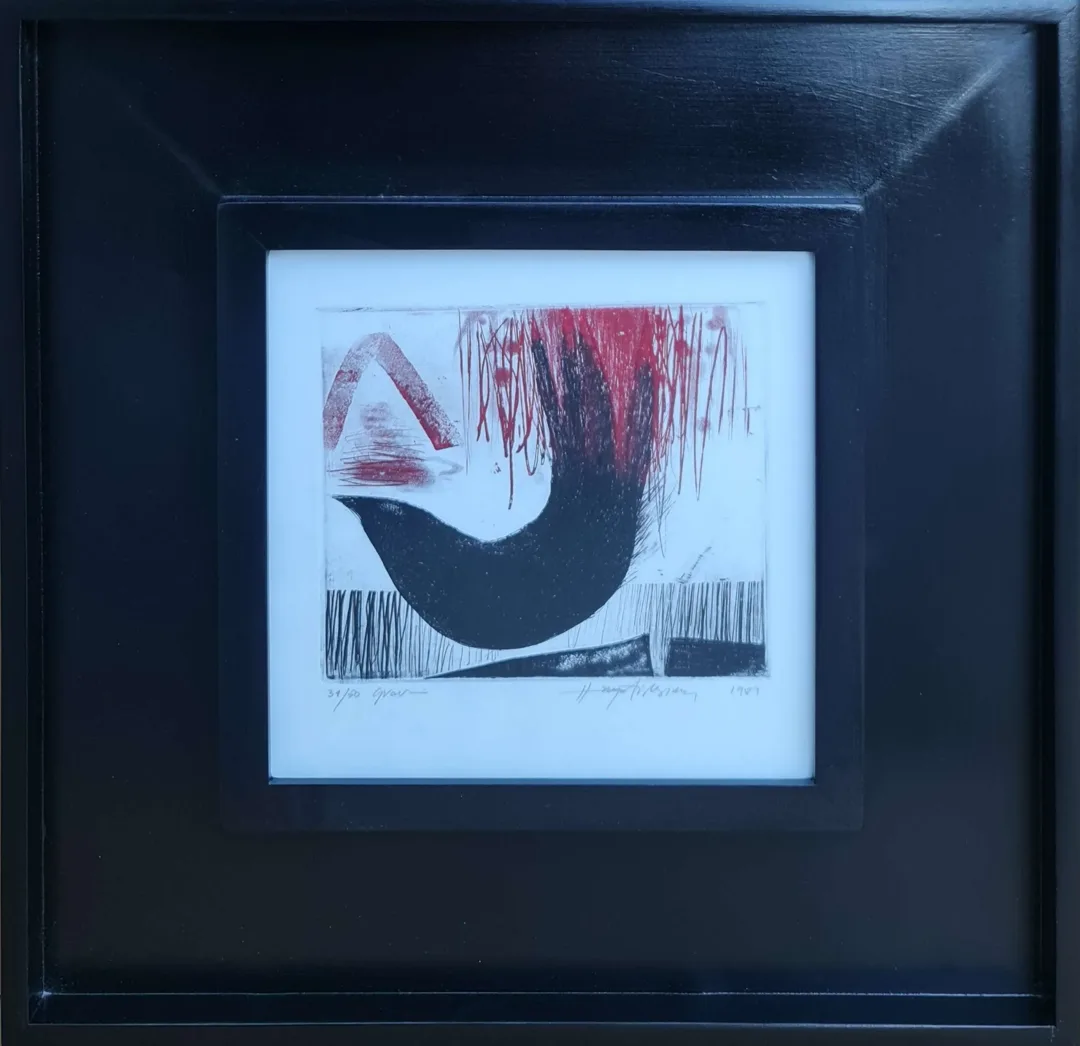 HAYATİ MİSMAN — “İsimsiz”, 1999 "İsimsiz" eseri HAYATİ MİSMAN tarafından 1999 yılında 20x20 cm ölçülerinde Gravür tekniği ile yapılmıştır.
