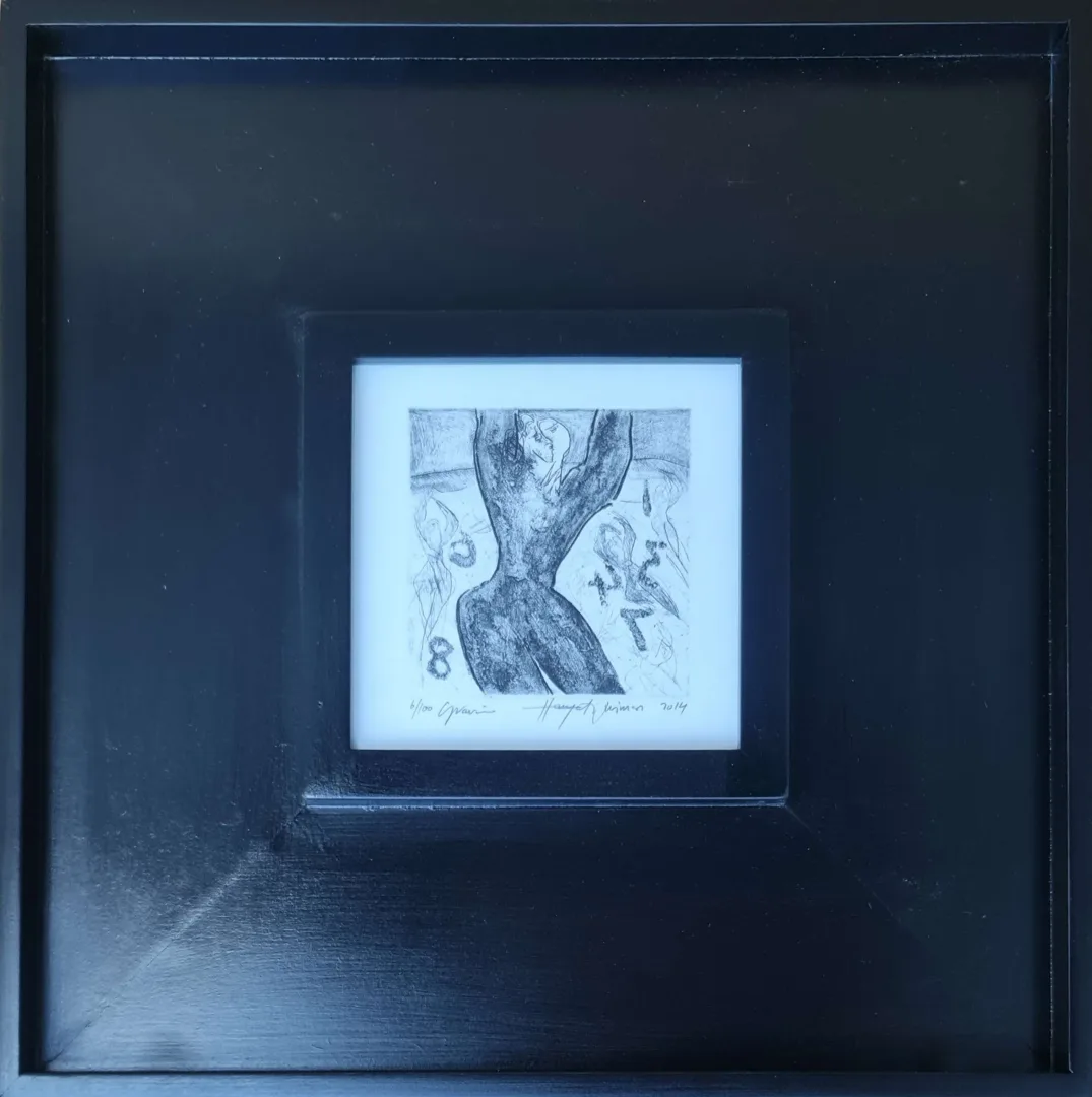 "İsimsiz" eseri HAYATİ MİSMAN tarafından 2014 yılında 14x14 cm ölçülerinde Gravür tekniği ile yapılmıştır.