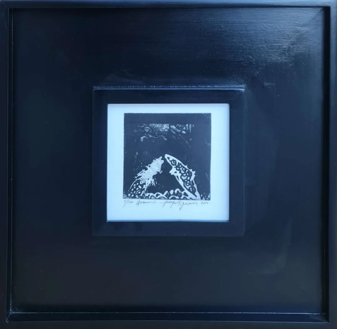 HAYATİ MİSMAN — “İsimsiz”, 2014 "İsimsiz" eseri HAYATİ MİSMAN tarafından 2014 yılında 14x14 cm ölçülerinde Gravür tekniği ile yapılmıştır.