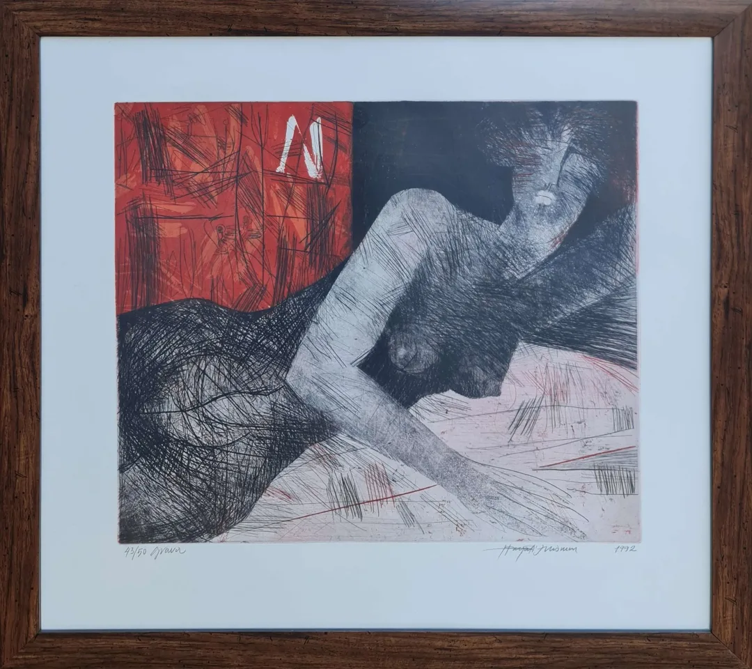 HAYATİ MİSMAN — “İsimsiz”, 1992 "İsimsiz" eseri HAYATİ MİSMAN tarafından 1992 yılında 66x69 cm ölçülerinde Gravür ..-50 tekniği ile yapılmıştır.