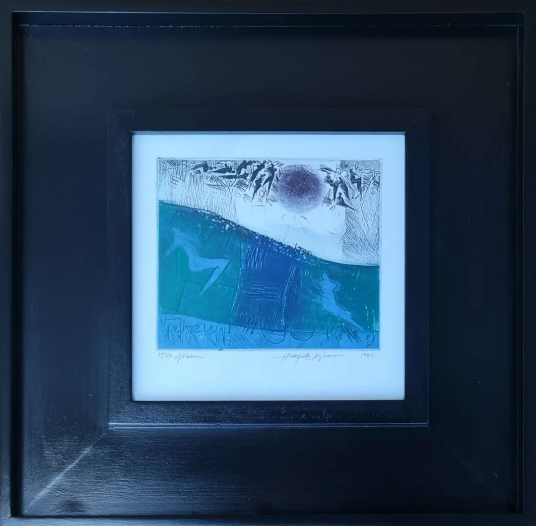 "İsimsiz" eseri HAYATİ MİSMAN tarafından 1999 yılında 20x20 cm ölçülerinde Gravür tekniği ile yapılmıştır.