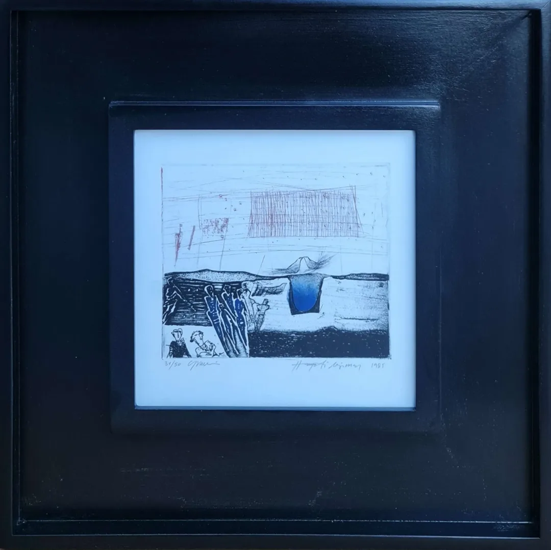 "İsimsiz" eseri HAYATİ MİSMAN tarafından 1999 yılında 20x20 cm ölçülerinde Gravür tekniği ile yapılmıştır.