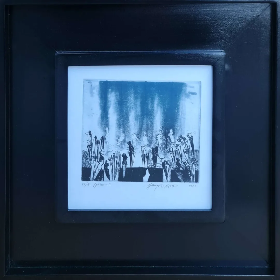 HAYATİ MİSMAN — “İsimsiz”, 1999 "İsimsiz" eseri HAYATİ MİSMAN tarafından 1999 yılında 20x20 cm ölçülerinde Gravür tekniği ile yapılmıştır.