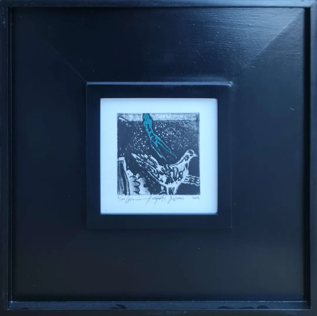 HAYATİ MİSMAN — “İsimsiz”, 2014 "İsimsiz" eseri HAYATİ MİSMAN tarafından 2014 yılında 14x14 cm ölçülerinde Gravür tekniği ile yapılmıştır.