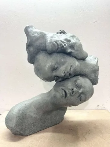 "Uysallık" eseri HOSEİN AZADİ tarafından 2022 yılında 40x40x21 cm ölçülerinde Polyester Döküm tekniği ile yapılmıştır.