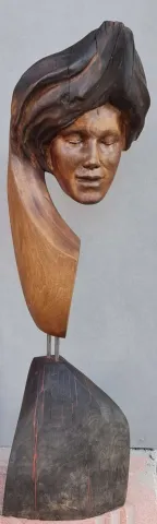 "İsimsiz" eseri AZİMET KARAMAN tarafından 2021 yılında 101x30x30 cm ölçülerinde Ahşap Ceviz Yontu tekniği ile yapılmıştır.