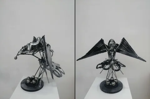 "Huginn" eseri DOĞAN KARAKILIÇ tarafından 2022 yılında 80x56x58 cm ölçülerinde Metal tekniği ile yapılmıştır.