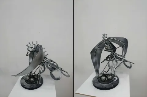 "Muninn" eseri DOĞAN KARAKILIÇ tarafından 2022 yılında 50x50x70 cm ölçülerinde Metal tekniği ile yapılmıştır.