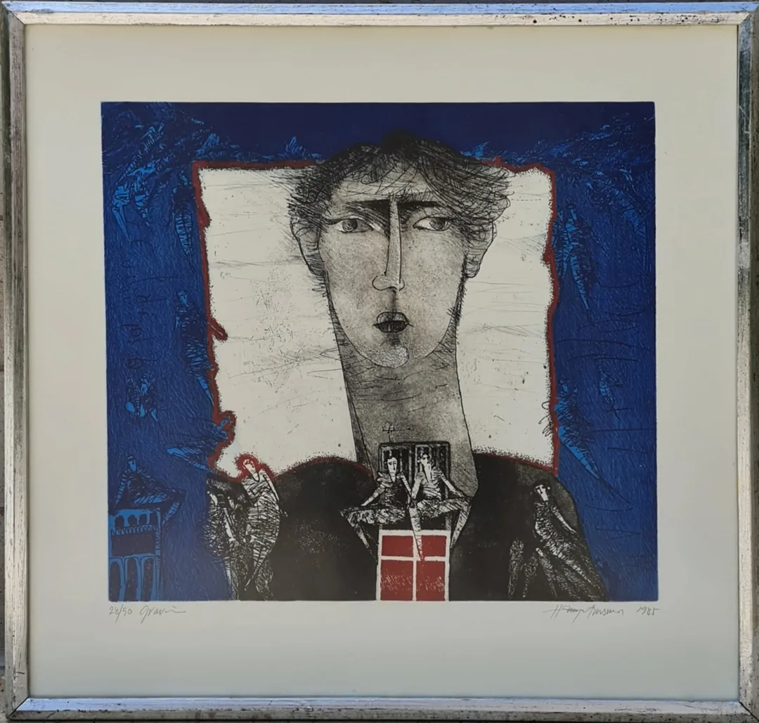 "İsimsiz" eseri HAYATİ MİSMAN tarafından 1985 yılında 67x70 cm ölçülerinde Gravür 28/50 tekniği ile yapılmıştır.