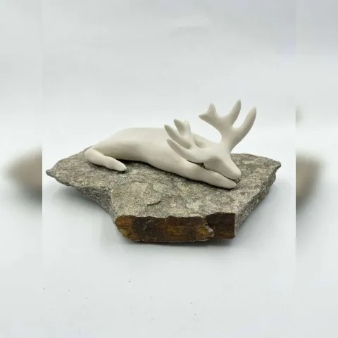 "isimsiz" eseri AYŞE ERGÜNER tarafından 2022 yılında 19x13x8 cm ölçülerinde Porselen çamuru, doğal taş, 1200°C, elle şekillendirme tekniği ile yapılmıştır.