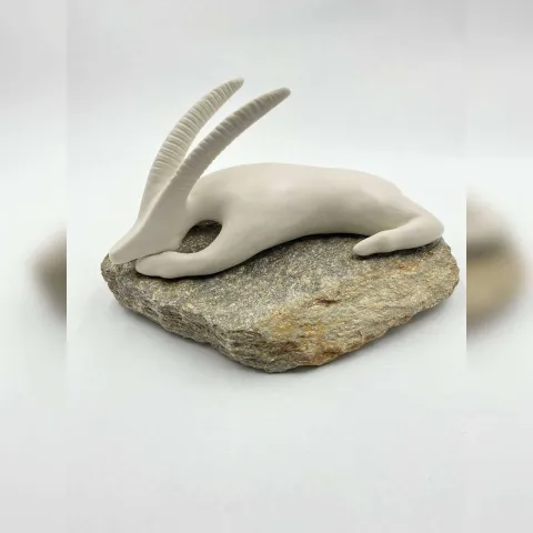 "isimsiz" eseri AYŞE ERGÜNER tarafından 2022 yılında 19x11x13 cm ölçülerinde Porselen çamuru, doğal taş, 1200°C, elle şekillendirme tekniği ile yapılmıştır.