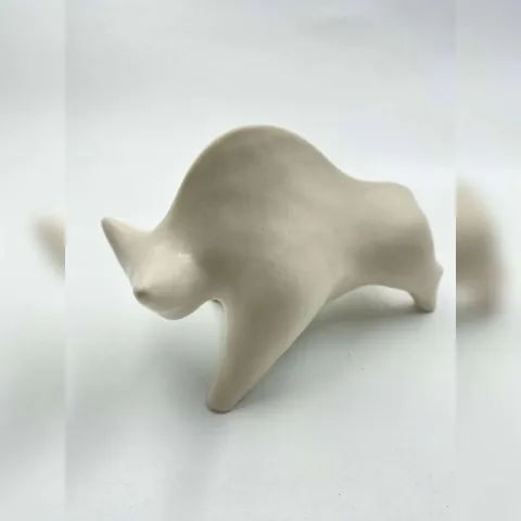 "isimsiz" eseri AYŞE ERGÜNER tarafından 2022 yılında 18x8x11 cm ölçülerinde Porselen çamuru, doğal taş, 1200°C, elle şekillendirme tekniği ile yapılmıştır.
