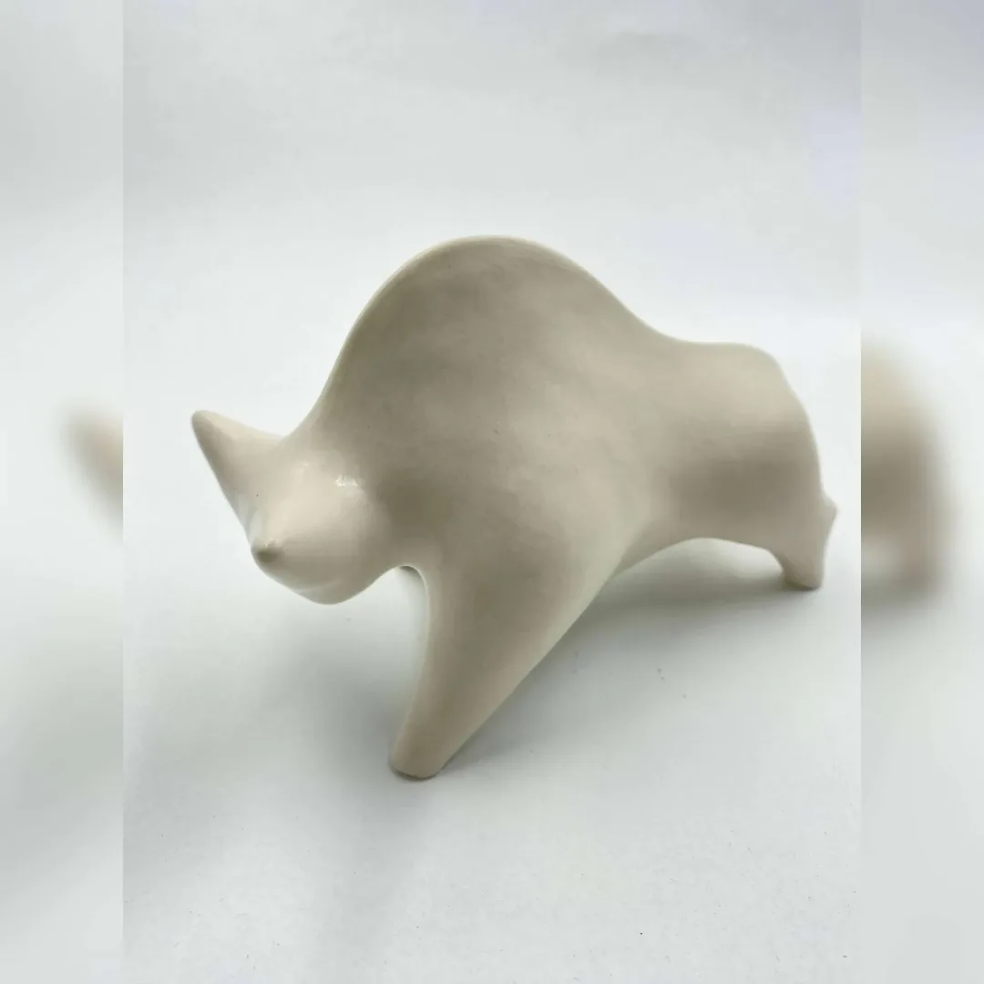 AYŞE ERGÜNER — “isimsiz”, 2022 "isimsiz" eseri AYŞE ERGÜNER tarafından 2022 yılında 18x8x11 cm ölçülerinde Porselen çamuru, doğal taş, 1200°C, elle şekillendirme tekniği ile yapılmıştır.