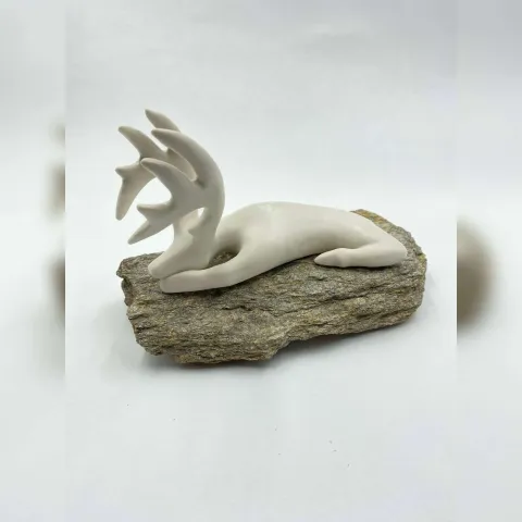 "isimsiz" eseri AYŞE ERGÜNER tarafından 2022 yılında 18x9x10 cm ölçülerinde Porselen çamuru, doğal taş, 1200°C, elle şekillendirme tekniği ile yapılmıştır.