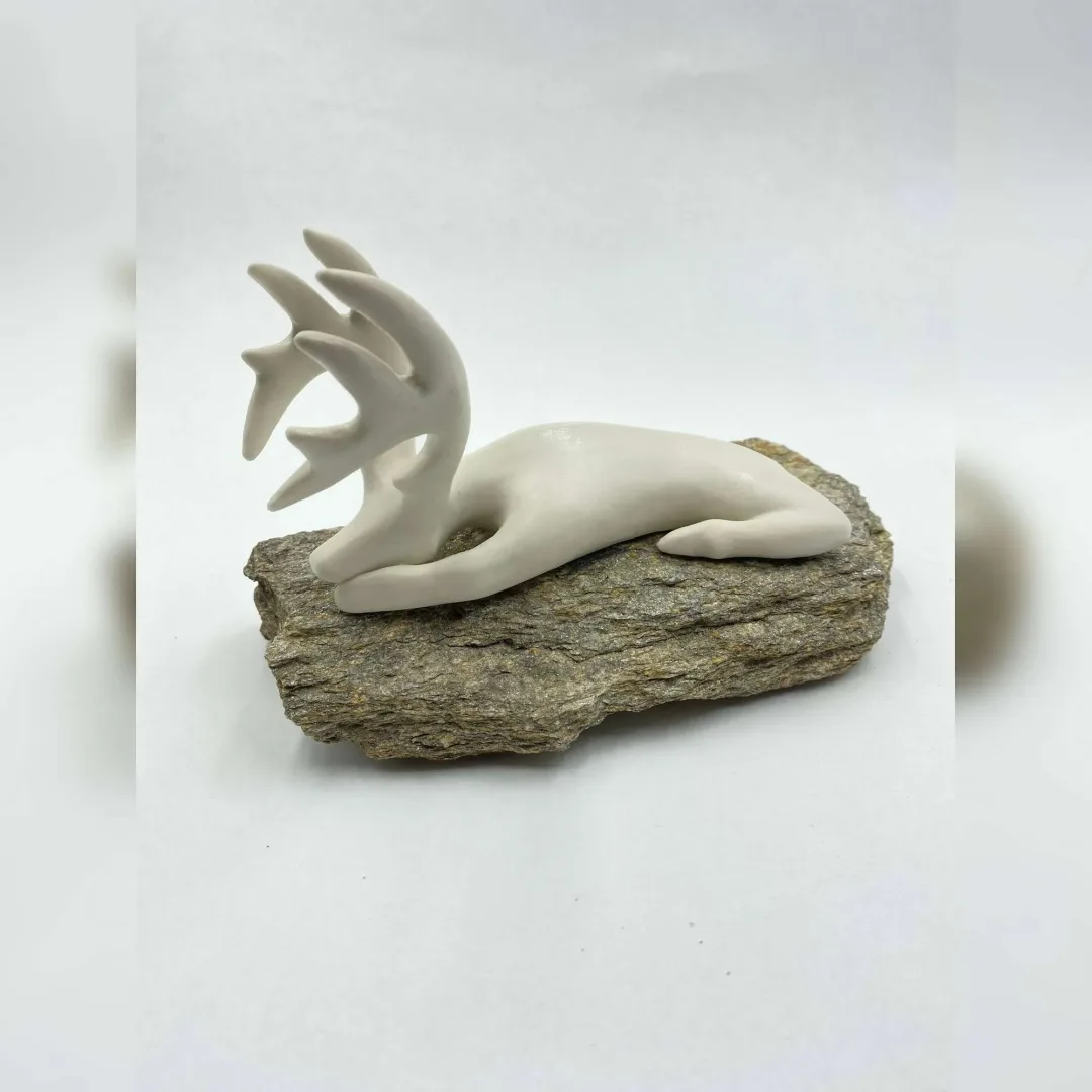 AYŞE ERGÜNER — “isimsiz”, 2022 "isimsiz" eseri AYŞE ERGÜNER tarafından 2022 yılında 18x9x10 cm ölçülerinde Porselen çamuru, doğal taş, 1200°C, elle şekillendirme tekniği ile yapılmıştır.