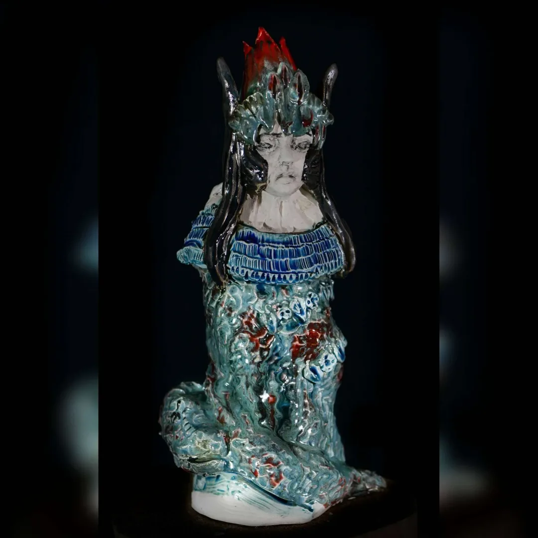 yakınlaştır "Şah-ımeran" eseri ORÇUN İLTER tarafından 2022 yılında 37x18x18 cm ölçülerinde Seramik elle şekillendirme 1100°C tekniği ile yapılmıştır.