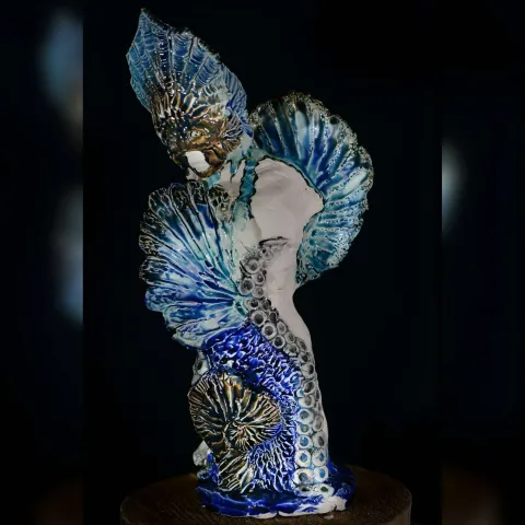 "atlantis-2" eseri ORÇUN İLTER tarafından 2022 yılında 34x18x18 cm ölçülerinde Seramik elle şekillendirme 1100°C tekniği ile yapılmıştır.