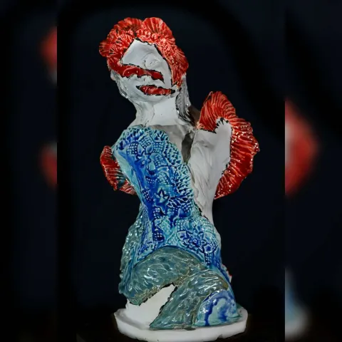 "koi" eseri ORÇUN İLTER tarafından 2022 yılında 37x18x18 cm ölçülerinde Seramik elle şekillendirme 1100°C tekniği ile yapılmıştır.