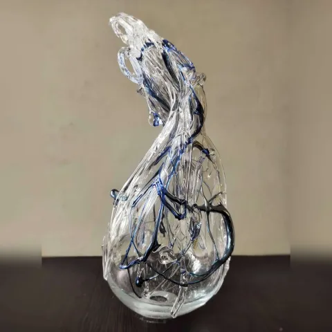"isimsiz" eseri TAHA BAYDAR tarafından 2022 yılında 33x13x12 cm ölçülerinde Sıcak cam serbest şekillendirme tekniği tekniği ile yapılmıştır.