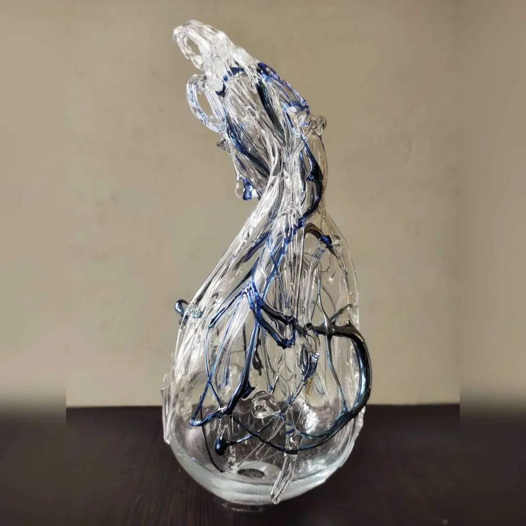 TAHA BAYDAR — “isimsiz”, 2022 "isimsiz" eseri TAHA BAYDAR tarafından 2022 yılında 33x13x12 cm ölçülerinde Sıcak cam serbest şekillendirme tekniği tekniği ile yapılmıştır.
