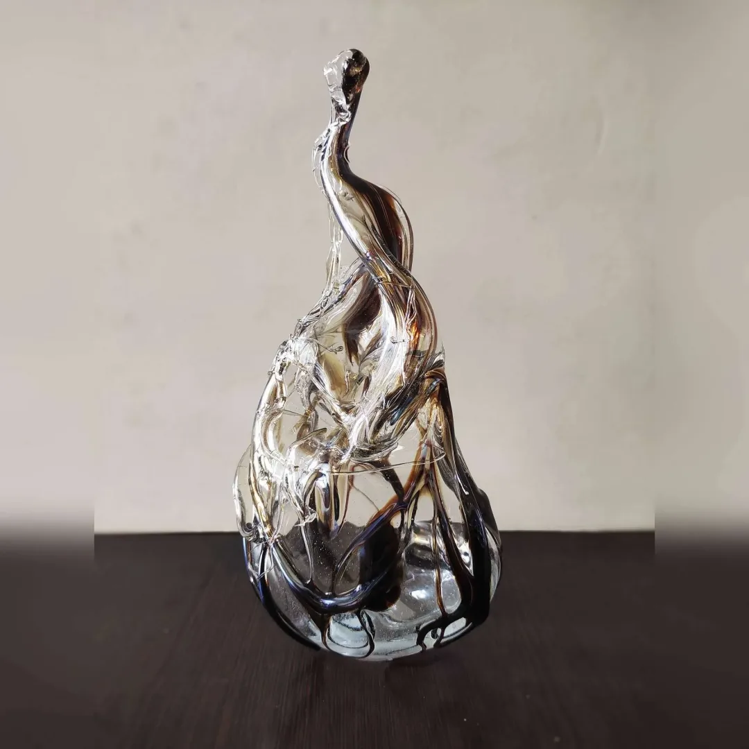 TAHA BAYDAR — “isimsiz”, 2022 "isimsiz" eseri TAHA BAYDAR tarafından 2022 yılında 28x13x12 cm ölçülerinde Sıcak cam serbest şekillendirme tekniği tekniği ile yapılmıştır.