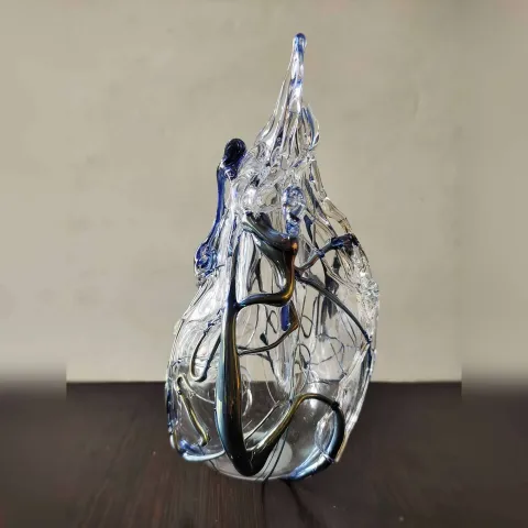 "isimsiz" eseri TAHA BAYDAR tarafından 2022 yılında 26x16x12 cm ölçülerinde Sıcak cam serbest şekillendirme tekniği tekniği ile yapılmıştır.