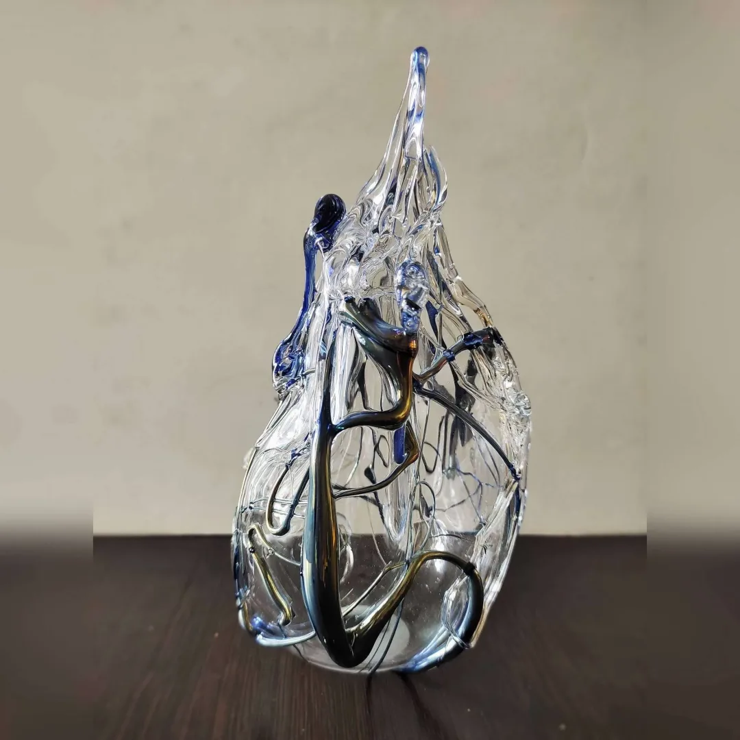 TAHA BAYDAR — “isimsiz”, 2022 "isimsiz" eseri TAHA BAYDAR tarafından 2022 yılında 26x16x12 cm ölçülerinde Sıcak cam serbest şekillendirme tekniği tekniği ile yapılmıştır.