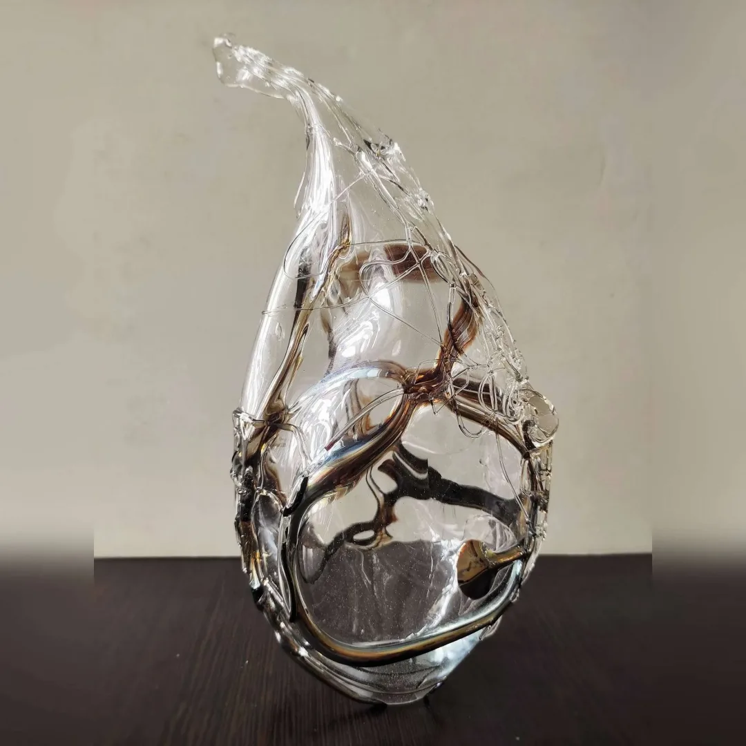 TAHA BAYDAR — “isimsiz”, 2022 "isimsiz" eseri TAHA BAYDAR tarafından 2022 yılında 29x13x11 cm ölçülerinde Sıcak cam serbest şekillendirme tekniği tekniği ile yapılmıştır.