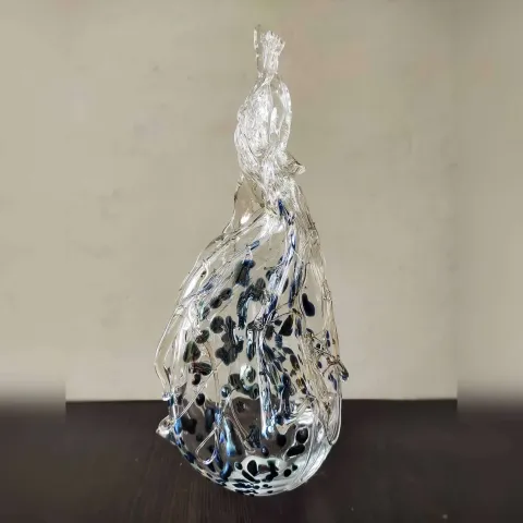 "isimsiz" eseri TAHA BAYDAR tarafından 2022 yılında 31x13x12 cm ölçülerinde Sıcak cam serbest şekillendirme tekniği tekniği ile yapılmıştır.