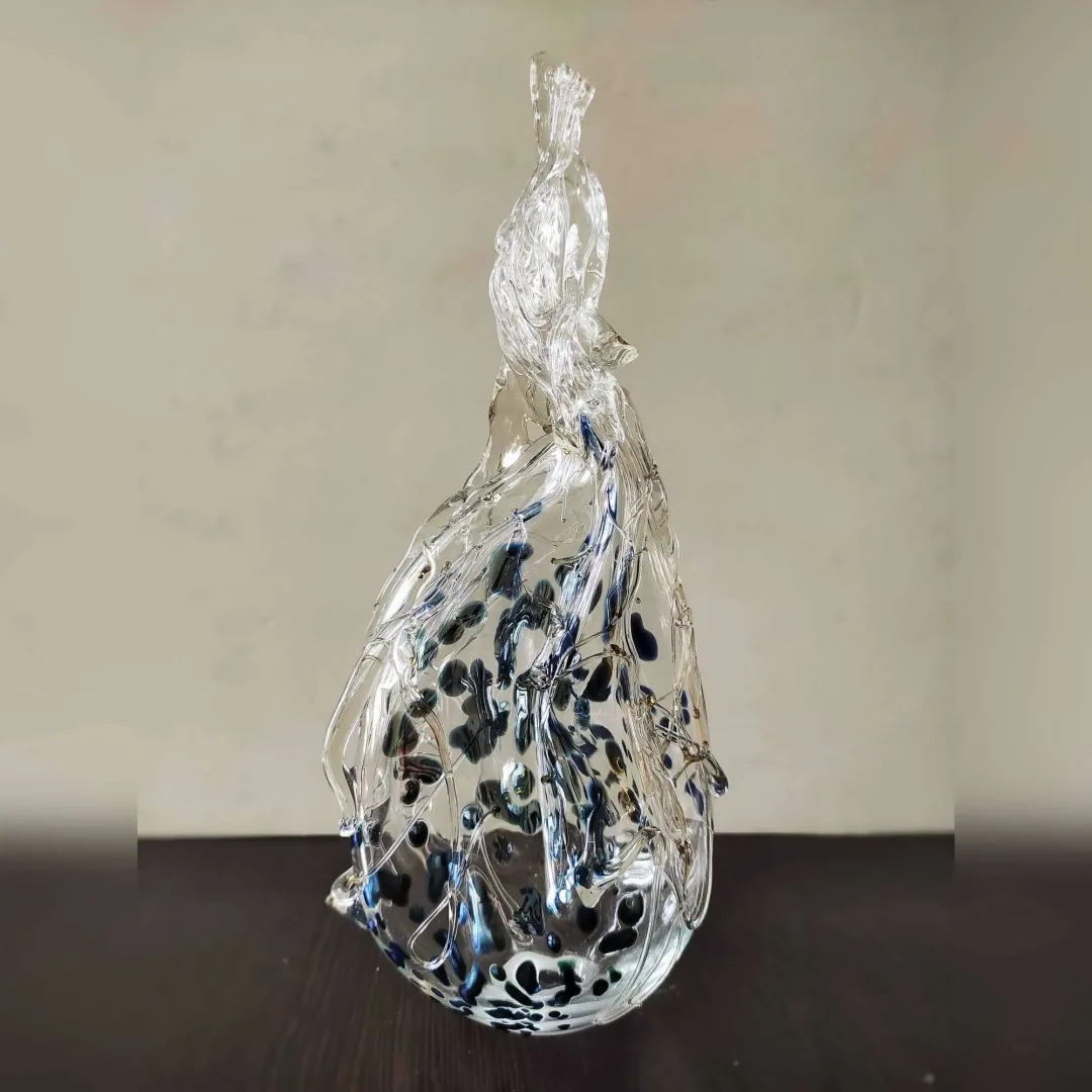 TAHA BAYDAR — “isimsiz”, 2022 "isimsiz" eseri TAHA BAYDAR tarafından 2022 yılında 31x13x12 cm ölçülerinde Sıcak cam serbest şekillendirme tekniği tekniği ile yapılmıştır.