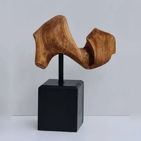 "isimsiz" eseri AZİMET KARAMAN tarafından 2022 yılında 23x18x10 cm ölçülerinde Zeytin - Ahşap Yontu tekniği ile yapılmıştır.